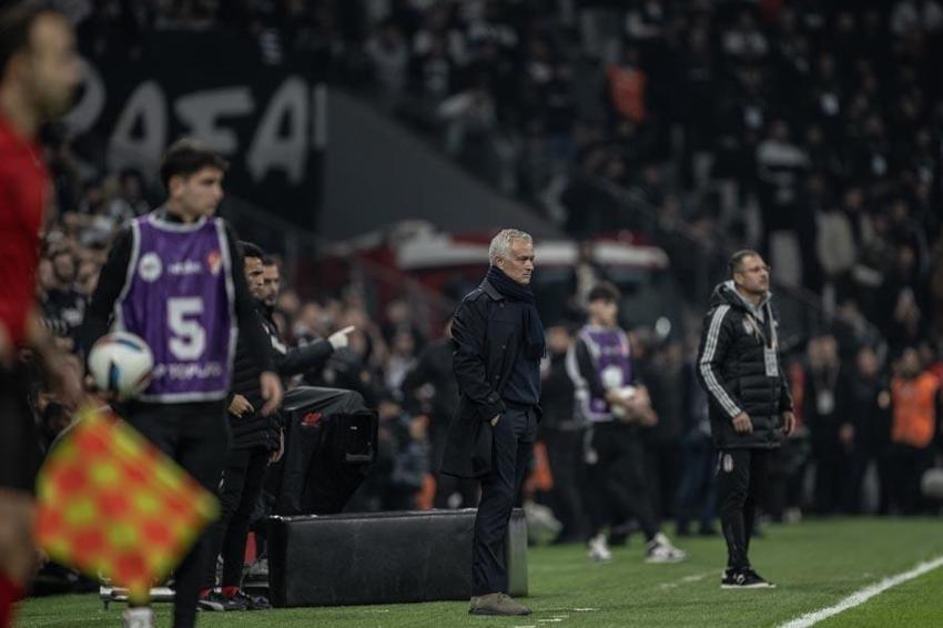 Beşiktaş Fenerbahçe maçı! Rashica'dan Mourinho'ya olay hareket: Ayağına kadar geldi reddetti