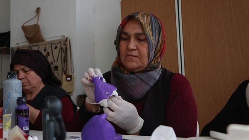Niğde'de kooperatif kuran kadınlar üretime geçti! Atık malzemelerden süs eşyaları üretiyorlar 
