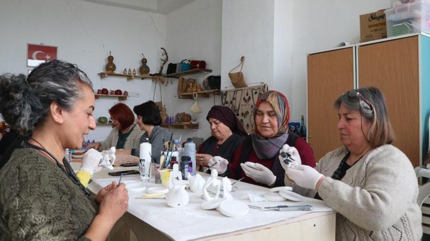 Niğde'de kooperatif kuran kadınlar üretime geçti! Atık malzemelerden süs eşyaları üretiyorlar 