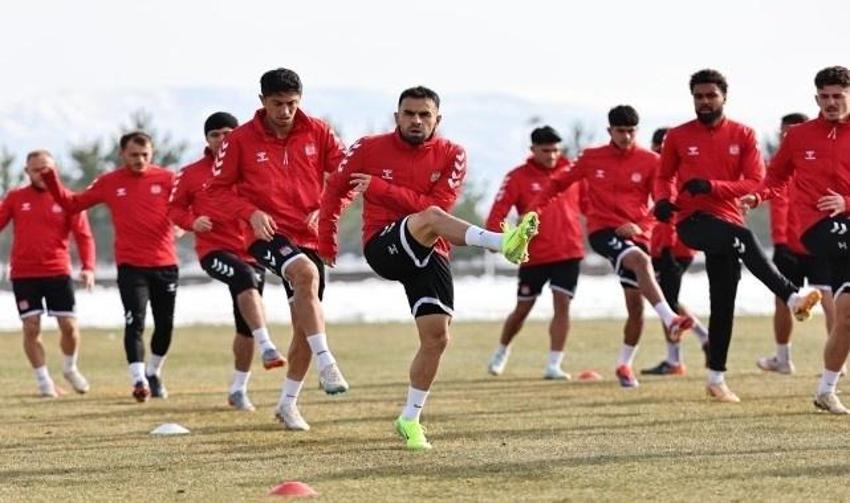 Galatasaray, Sivasspor'u geçerse puan farkı 6'ya çıkacak! Okan Buruk 11'ini belirledi