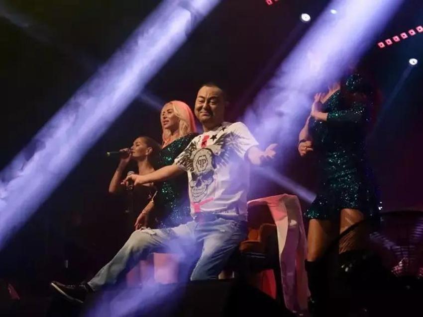 Ev hapsinden sonra ilk kez sahnede! 'Acayip gaza geldim'