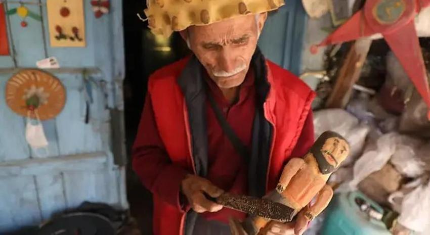 91 yaşında dağlardan toplayıp çocuklar hediye ediyor! Tek bir isteği var