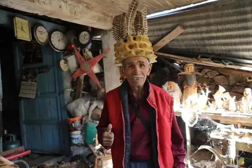 91 yaşında dağlardan toplayıp çocuklar hediye ediyor! Tek bir isteği var