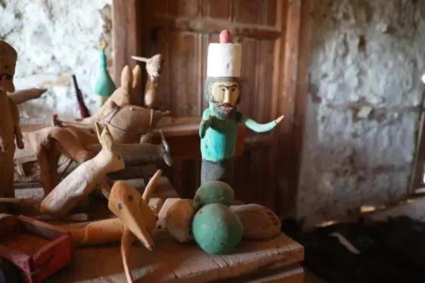 91 yaşında dağlardan toplayıp çocuklar hediye ediyor! Tek bir isteği var