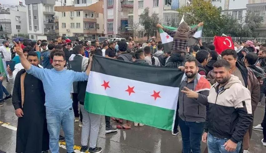 Bu görüntüler Türkiye'den! Suriyeliler Esad'ın devrilmesini konvoylarla kutladılar! Dünya basını Esad'ın çöküşünü böyle verdi