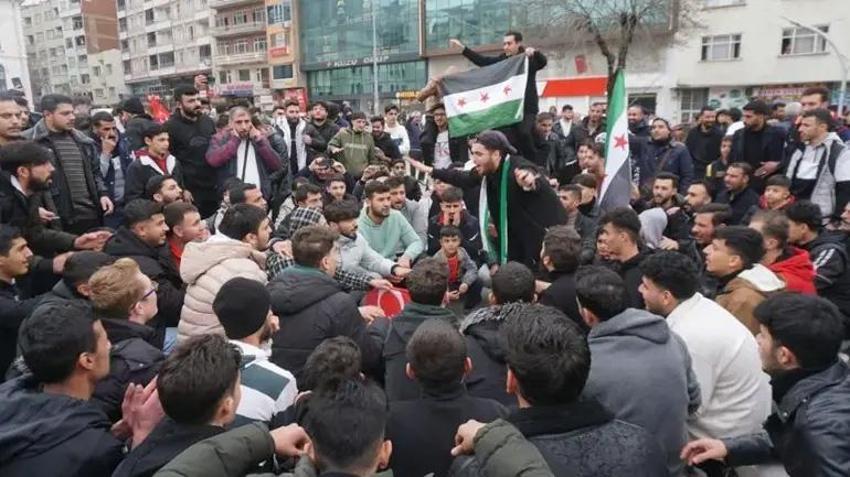 Bu görüntüler Türkiye'den! Suriyeliler Esad'ın devrilmesini konvoylarla kutladılar! Dünya basını Esad'ın çöküşünü böyle verdi