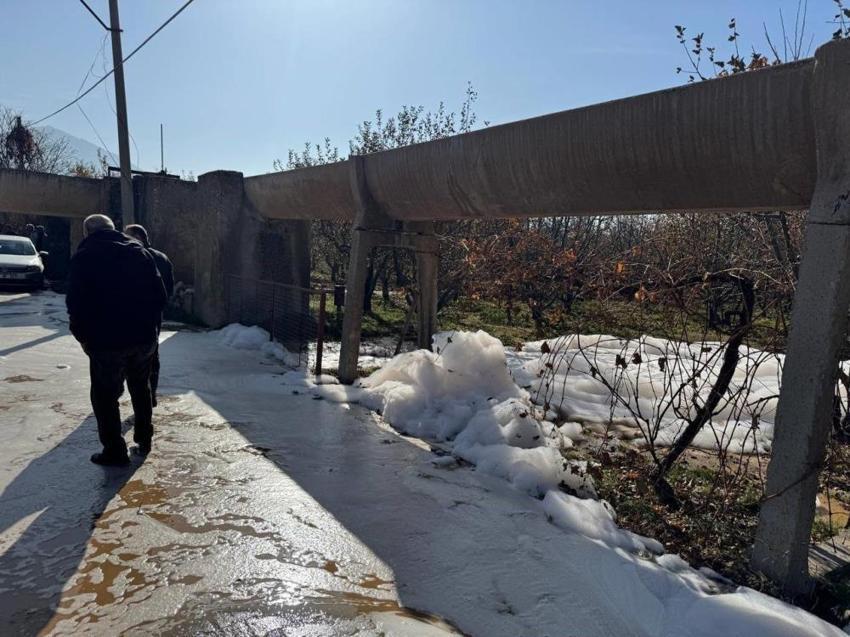 Eğirdir'de 150 tonluk yeni su kaynağı hattını delip su çaldılar! Hattı delip bahçe suladılar
