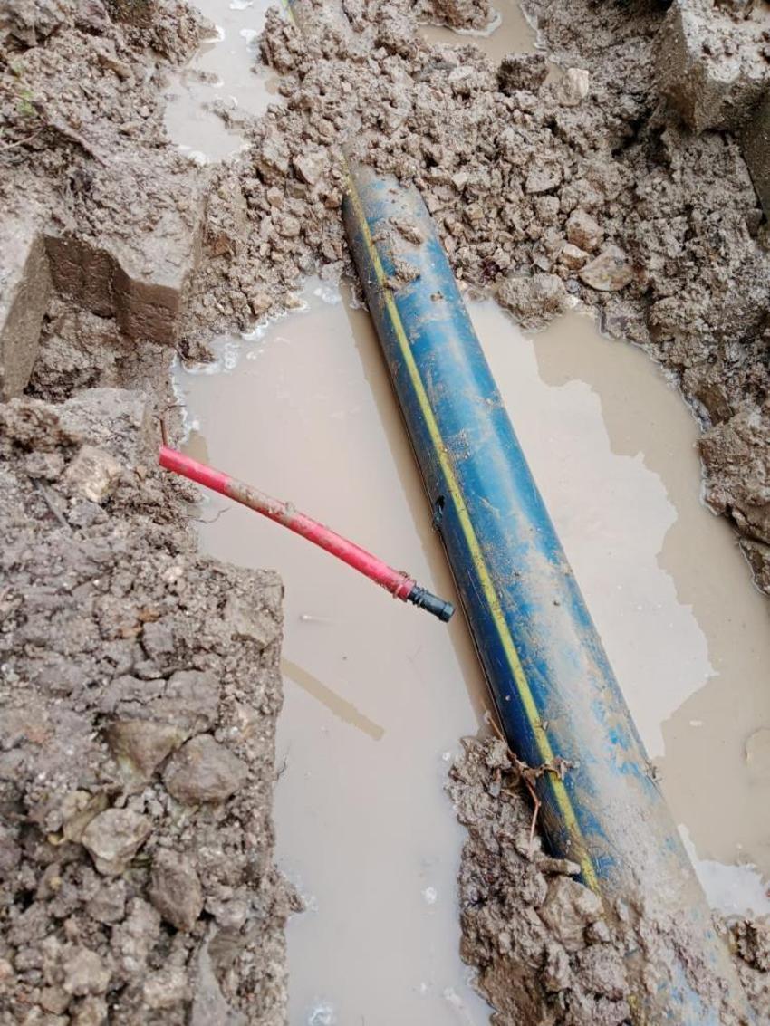 Eğirdir'de 150 tonluk yeni su kaynağı hattını delip su çaldılar! Hattı delip bahçe suladılar
