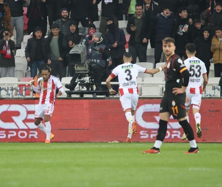 Galatasaray'dan müthiş dönüş! İsyan ettiler: VAR çağırmasına rağmen kırmızı verilmemesi günün özeti