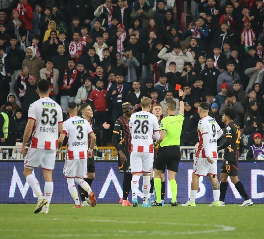 Galatasaray'dan müthiş dönüş! İsyan ettiler: VAR çağırmasına rağmen kırmızı verilmemesi günün özeti