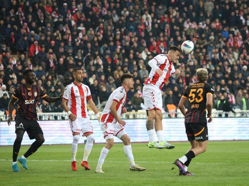 Galatasaray'dan müthiş dönüş! İsyan ettiler: VAR çağırmasına rağmen kırmızı verilmemesi günün özeti