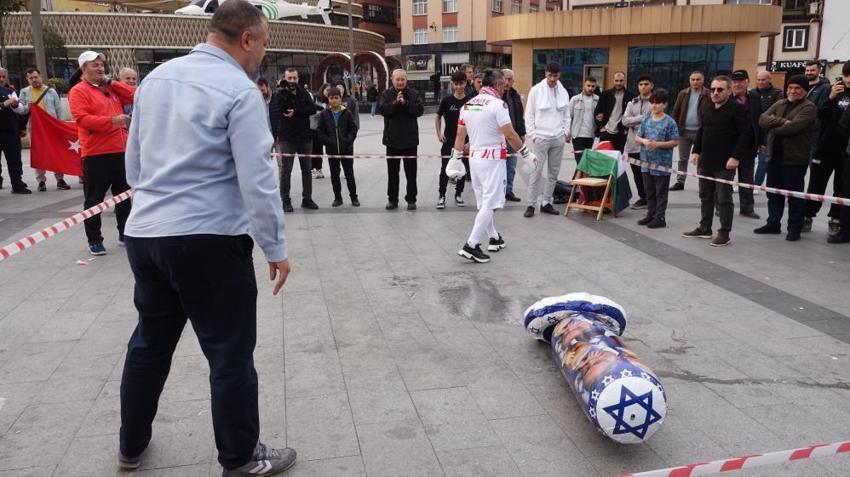 Netanyahu'yu 4 rauntta nakavt etti! Rizeli öğretim üyesinden çılgın gösteri