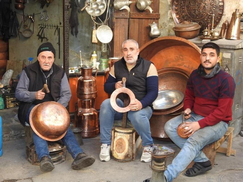 Bakırcı ustasının sılaya dönüşü! Suriye'de mesleğine devam edecek