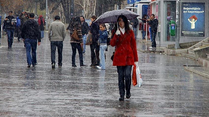 Meteoroloji'nin son açıklamasına göre İstanbul'a kış geri geliyor! Yağmur yağışları yerini kar yağışlarına bırakıyor
