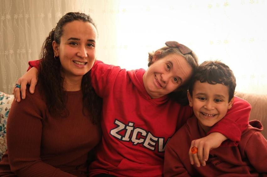Down sendromlu Ayla, yaptığı resimlerle sanat dünyasını fethetti! En büyük hayali doğa resimleri yapmak
