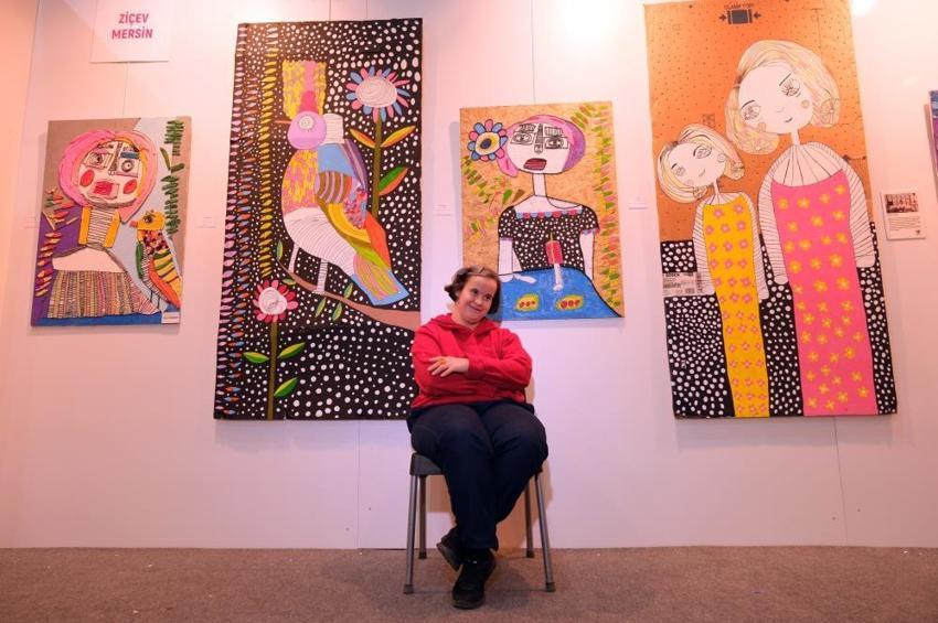 Down sendromlu Ayla, yaptığı resimlerle sanat dünyasını fethetti! En büyük hayali doğa resimleri yapmak