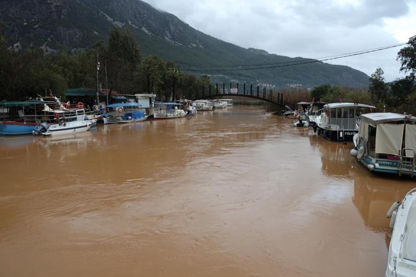 Rengi bir anda kahverengiye dönüştü! Kadın Azmağı'ndaki değişim korkutuyor