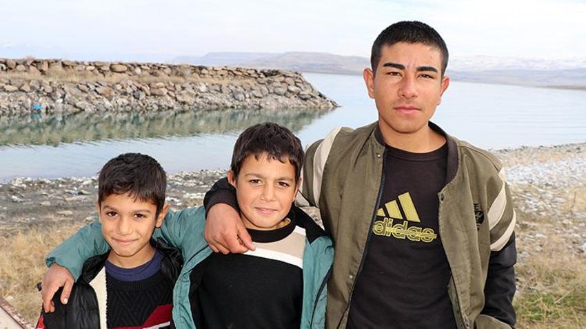 Van Gölü'ne giren çocukların sararan saçları kışın normale döndü! 4 ayda şaşırtan değişim
