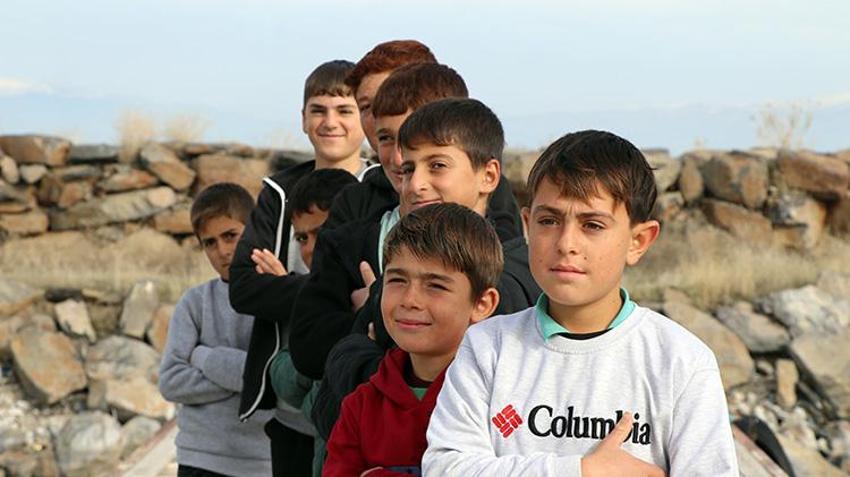 Van Gölü'ne giren çocukların sararan saçları kışın normale döndü! 4 ayda şaşırtan değişim