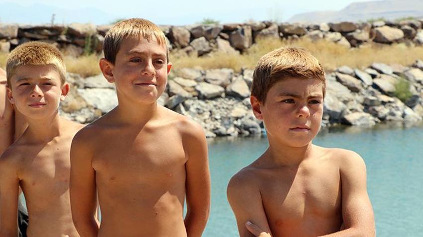 Van Gölü'ne giren çocukların sararan saçları kışın normale döndü! 4 ayda şaşırtan değişim