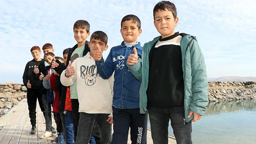 Van Gölü'ne giren çocukların sararan saçları kışın normale döndü! 4 ayda şaşırtan değişim