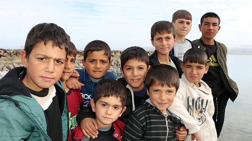 Van Gölü'ne giren çocukların sararan saçları kışın normale döndü! 4 ayda şaşırtan değişim