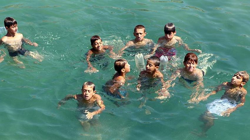 Van Gölü'ne giren çocukların sararan saçları kışın normale döndü! 4 ayda şaşırtan değişim