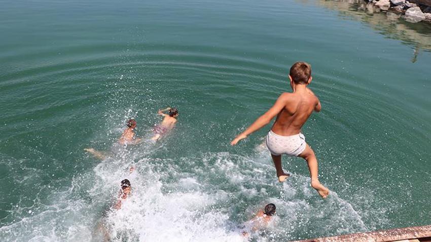 Van Gölü'ne giren çocukların sararan saçları kışın normale döndü! 4 ayda şaşırtan değişim