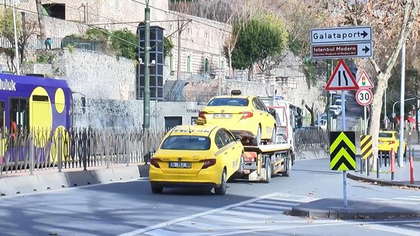 Beyoğlu'nda kısa mesafe götürmeyen taksici, polisin gizli kamerasına takıldı