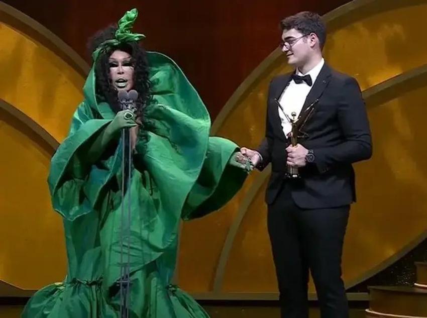 Kıyafeti olay olmuştu! Bülent Ersoy'dan şaşırtan Rihanna açıklaması