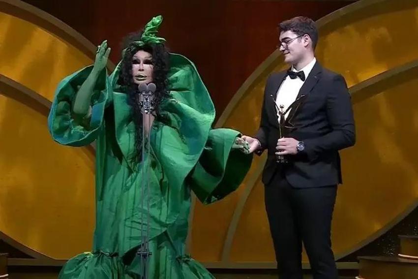 Kıyafeti olay olmuştu! Bülent Ersoy'dan şaşırtan Rihanna açıklaması