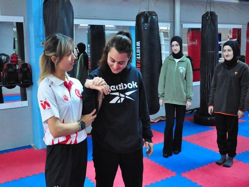 Üniversite öğrencisi tüm sınıfa savunma eğitimi veriyor