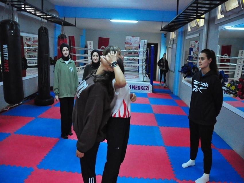 Üniversite öğrencisi tüm sınıfa savunma eğitimi veriyor