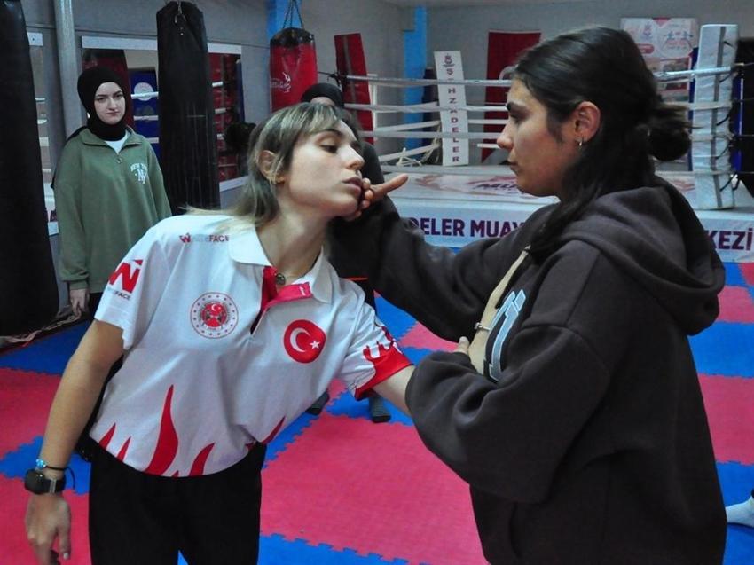 Üniversite öğrencisi tüm sınıfa savunma eğitimi veriyor