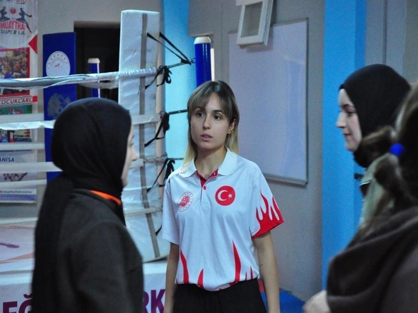 Üniversite öğrencisi tüm sınıfa savunma eğitimi veriyor