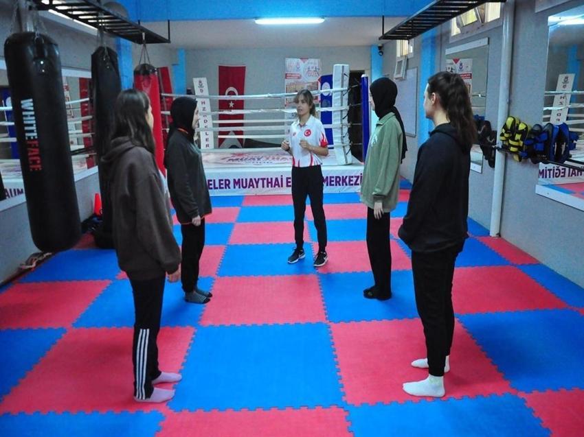 Üniversite öğrencisi tüm sınıfa savunma eğitimi veriyor