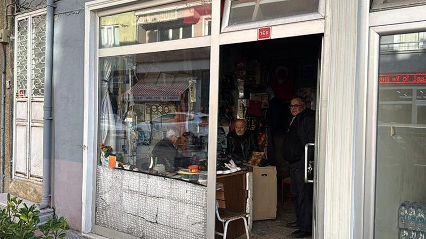 Bartınlı Ramazan Amca, 12 metrekarelik dükkanında mesleğini zamana karşı koruyor