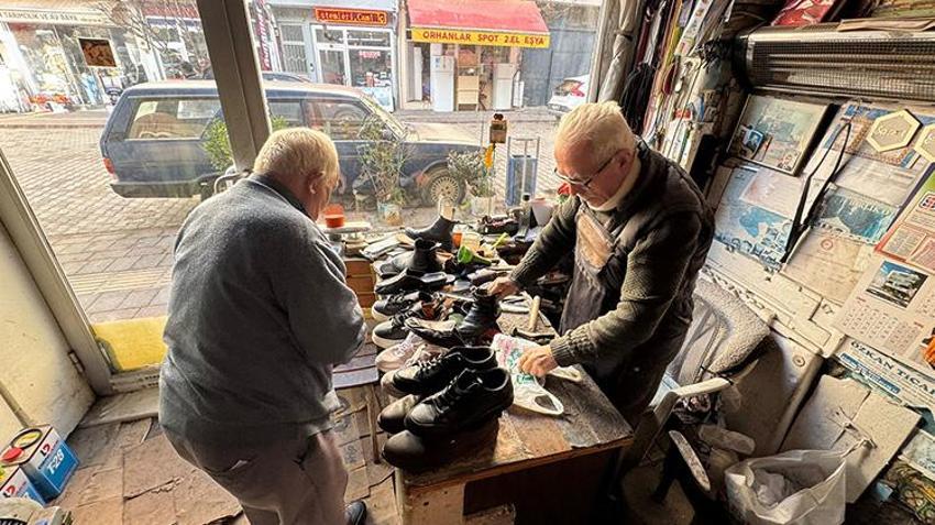 Bartınlı Ramazan Amca, 12 metrekarelik dükkanında mesleğini zamana karşı koruyor