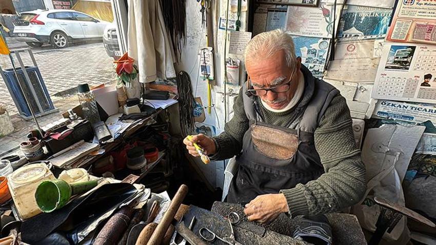 Bartınlı Ramazan Amca, 12 metrekarelik dükkanında mesleğini zamana karşı koruyor