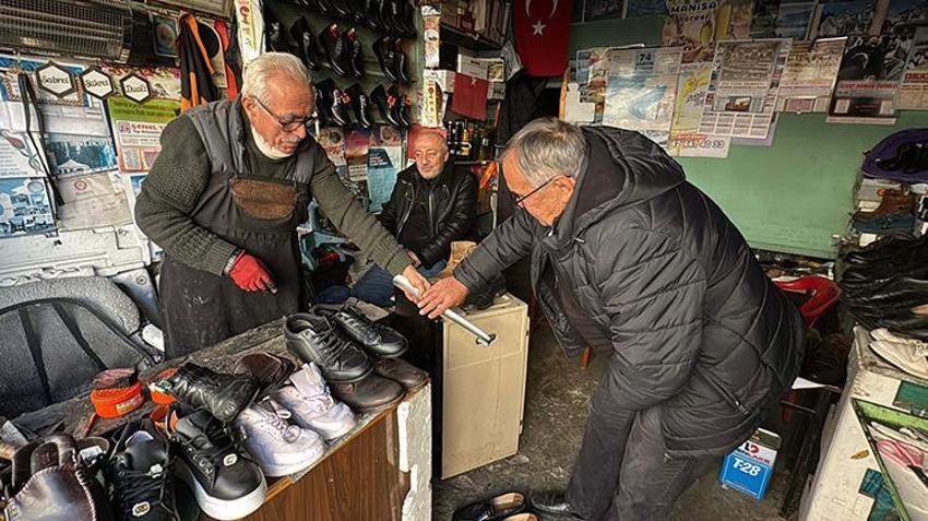 Bartınlı Ramazan Amca, 12 metrekarelik dükkanında mesleğini zamana karşı koruyor