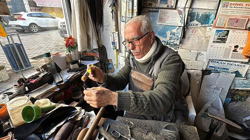 Bartınlı Ramazan Amca, 12 metrekarelik dükkanında mesleğini zamana karşı koruyor