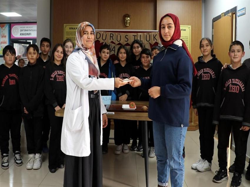 Evden meyve getirip okulda sattılar! Kayserili öğrencilerden SMA'lı Muhammed'e unutulmaz destek