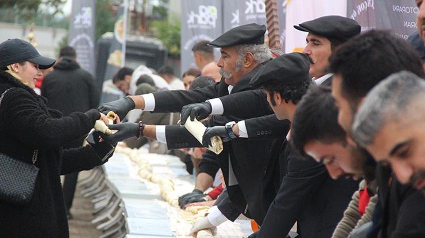 Adana kokusu Kocaeli’yi sardı! 141 metre dürüm ve litrelerce şalgam suyu ikram edildi