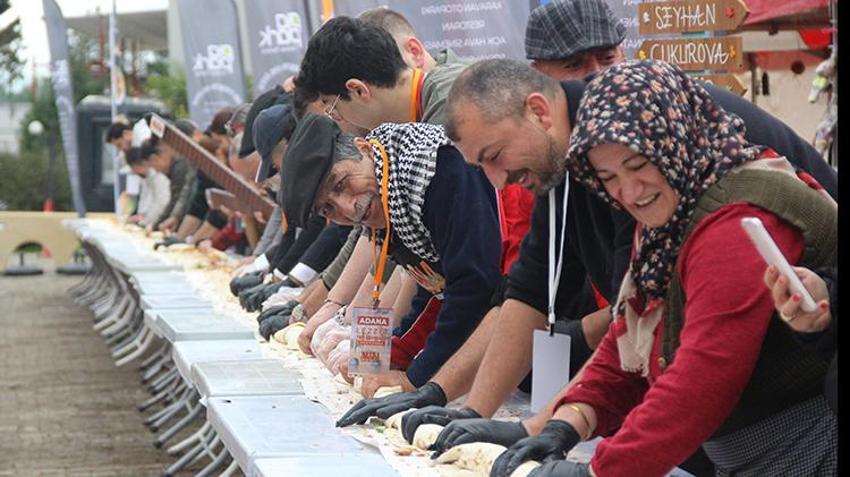 Adana kokusu Kocaeli’yi sardı! 141 metre dürüm ve litrelerce şalgam suyu ikram edildi