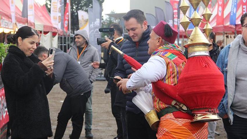 Adana kokusu Kocaeli’yi sardı! 141 metre dürüm ve litrelerce şalgam suyu ikram edildi