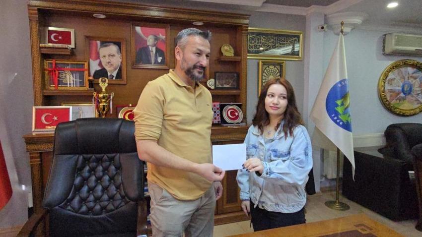 Parkta kamelyaya resim çizdi! Belediye Başkanı iş teklif etti