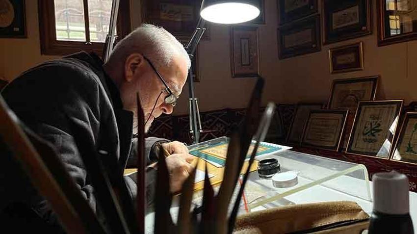 37 yıldır koleksiyonerliğini yaptığı hat tablolarına kendi eserlerini de kattı! 60 yaşında öğrenmeye başladı