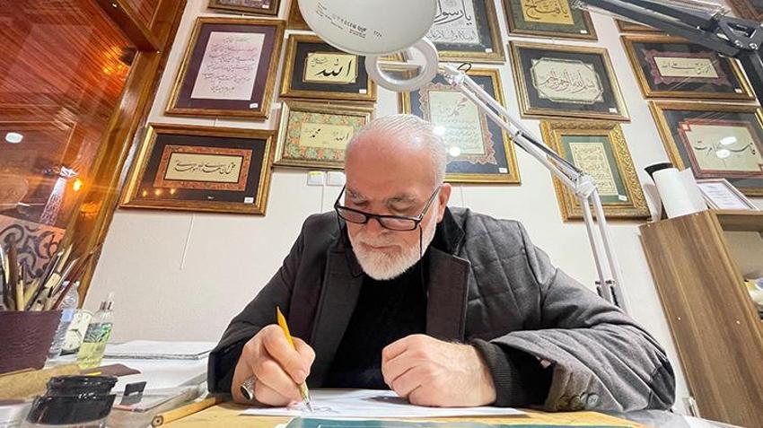 37 yıldır koleksiyonerliğini yaptığı hat tablolarına kendi eserlerini de kattı! 60 yaşında öğrenmeye başladı
