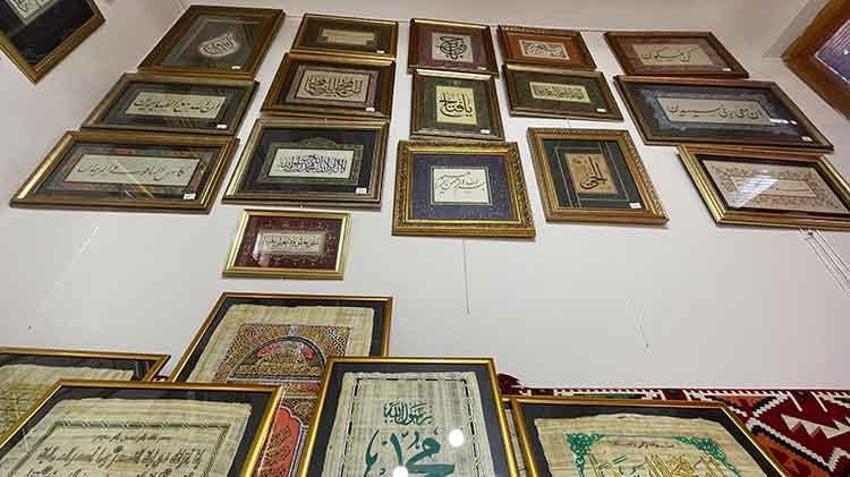 37 yıldır koleksiyonerliğini yaptığı hat tablolarına kendi eserlerini de kattı! 60 yaşında öğrenmeye başladı