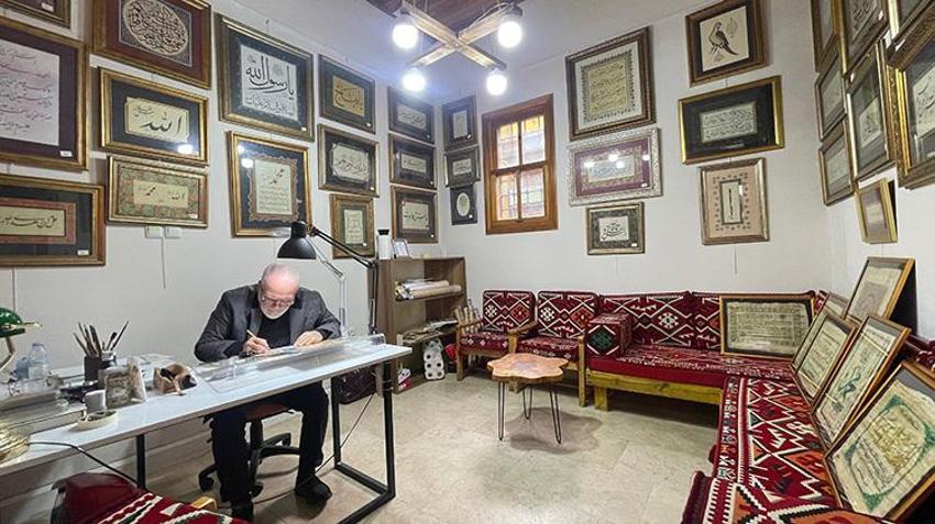 37 yıldır koleksiyonerliğini yaptığı hat tablolarına kendi eserlerini de kattı! 60 yaşında öğrenmeye başladı